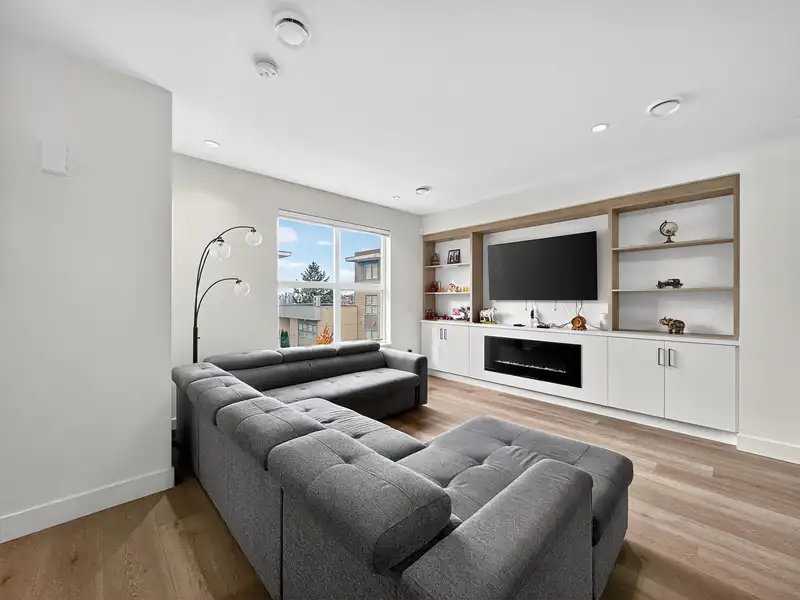 30 12585 104A AVENUE - photo 2 of 33