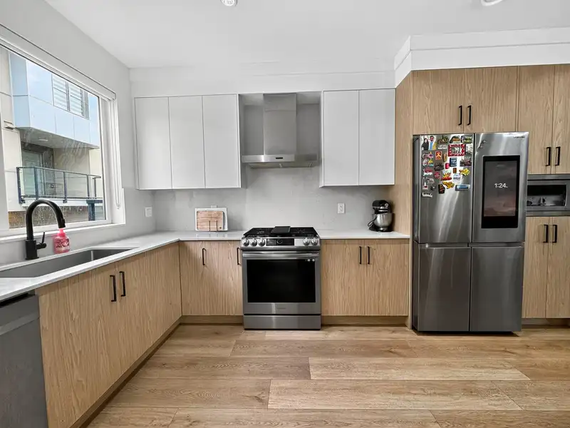 30 12585 104A AVENUE - photo 4 of 33
