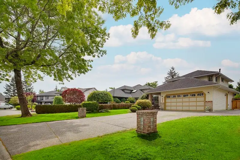 22164 46 AVENUE - photo 4 of 38