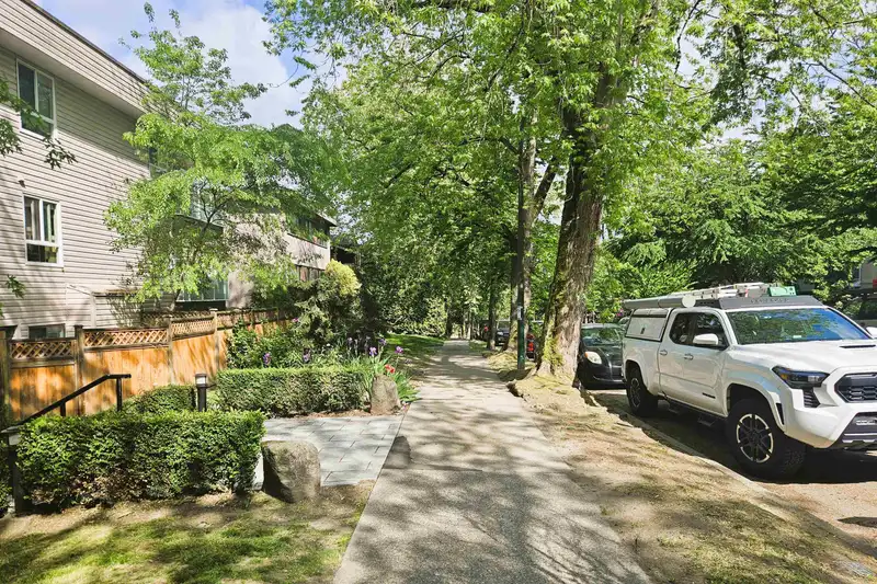 309 825 E 7TH AVENUE - photo 2 of 15