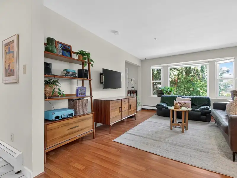 2128 ADANAC STREET - photo 4 of 36
