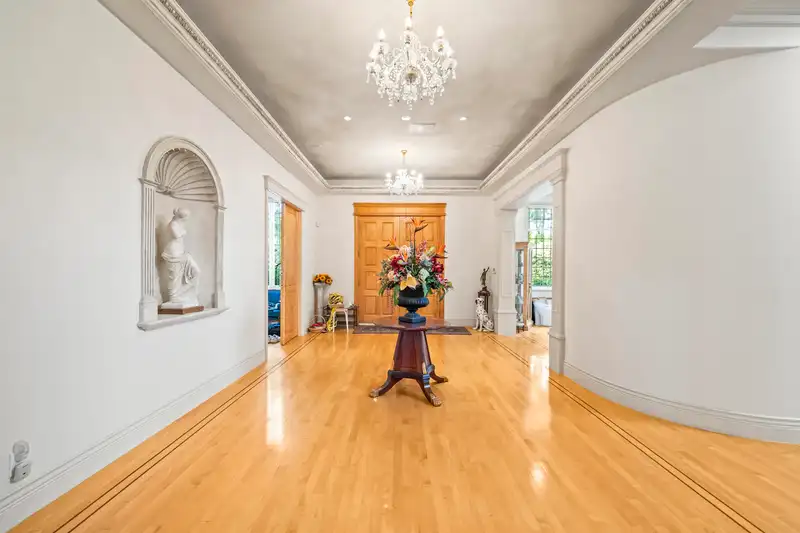 1050 CONNAUGHT DRIVE - photo 3 of 40