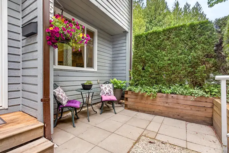 466 CARLSEN PLACE - photo 3 of 34