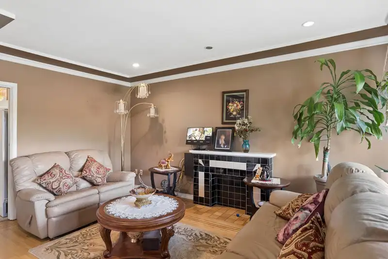 2248 MANNERING AVENUE - photo 4 of 38