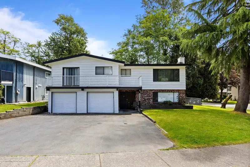 8864 URSUS CRESCENT - photo 1 of 27