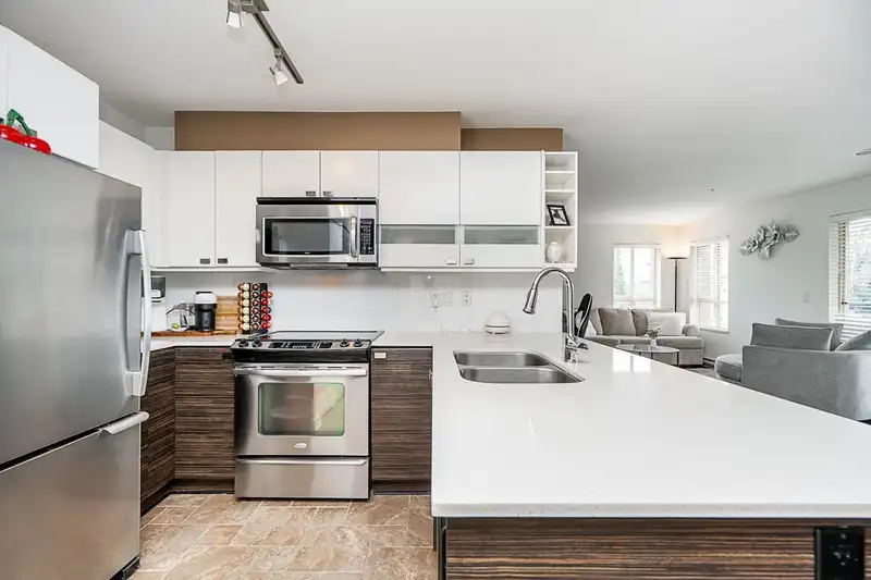 321 21009 56 AVENUE - photo 4 of 24