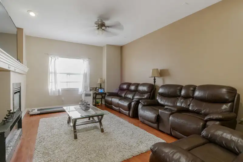 50 12677 63 AVENUE - photo 3 of 28