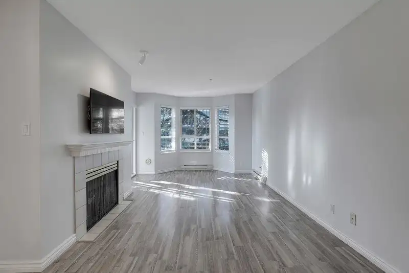 319 15268 105 AVENUE - photo 3 of 23