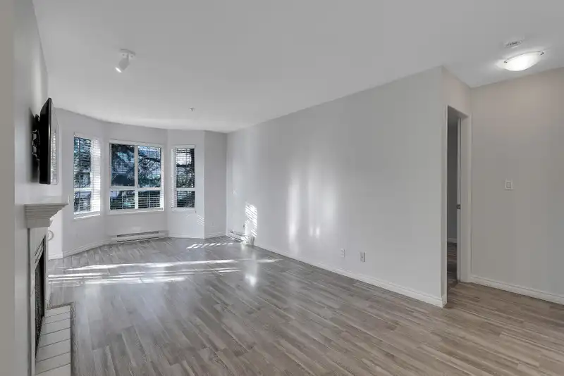 319 15268 105 AVENUE - photo 4 of 23