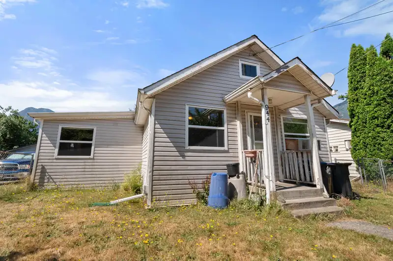 944 3RD AVENUE - photo 2 of 32