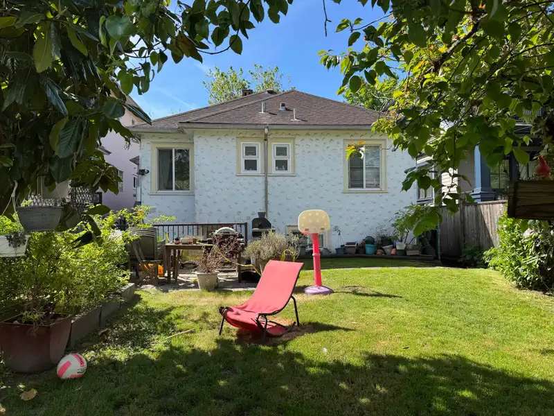 185 W 23RD AVENUE - photo 4 of 5