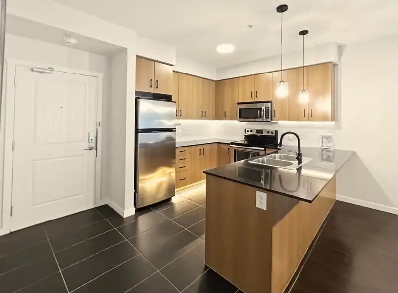 303 22290 NORTH AVENUE - photo 1 of 11
