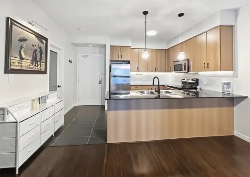 303 22290 NORTH AVENUE - photo 2 of 11