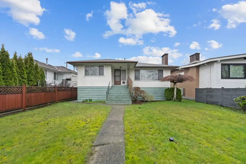 3115 E 49 AVENUE - photo 2 of 40