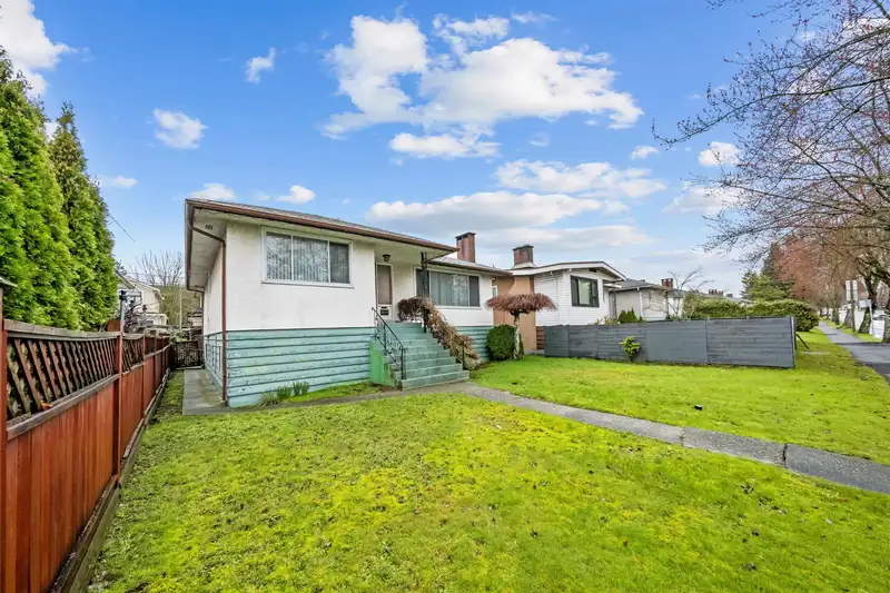 3115 E 49 AVENUE - photo 3 of 40