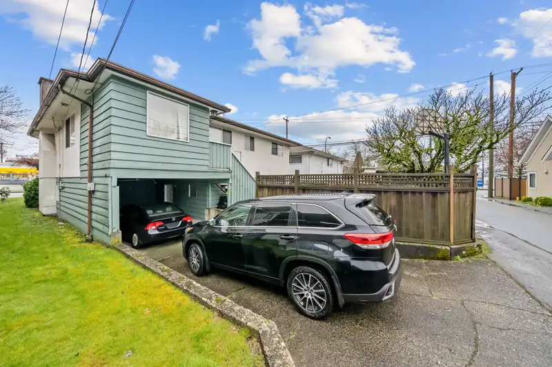 3115 E 49 AVENUE - photo 4 of 40