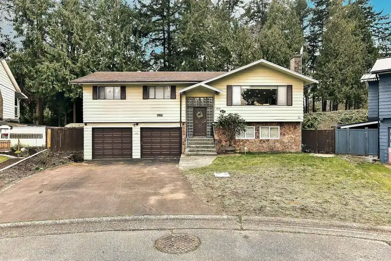7031 115A STREET - photo 1 of 30