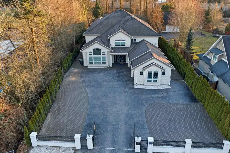 21098 85 AVENUE - photo 1 of 40