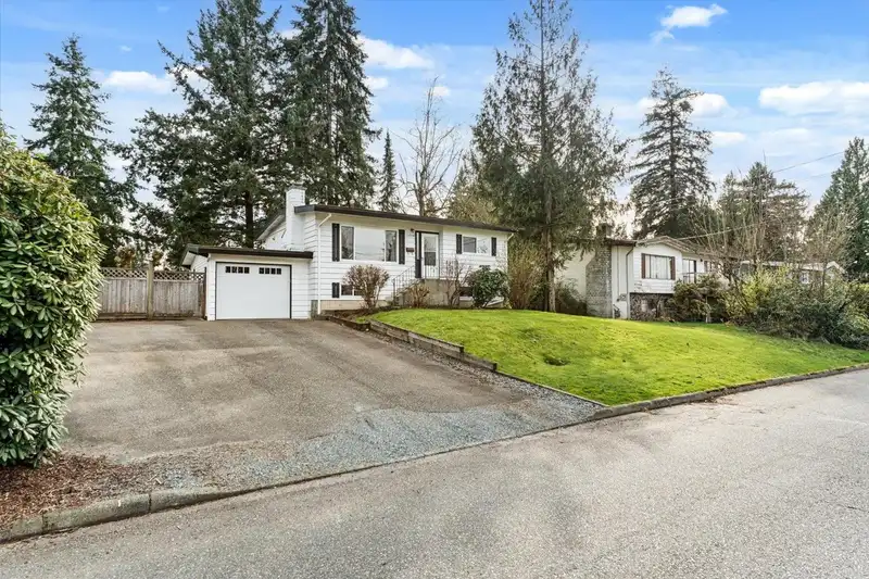 34508 ETON CRESCENT - photo 2 of 32