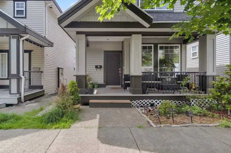 6999 144A STREET - photo 2 of 26