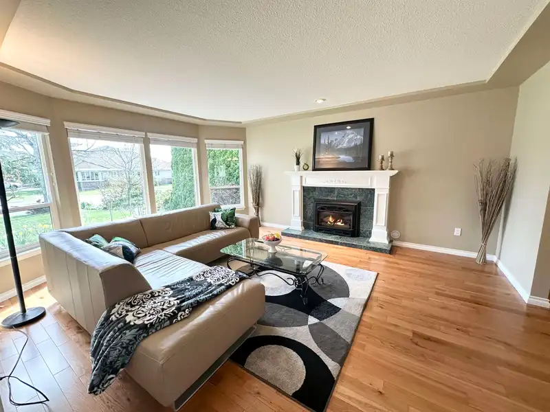 14897 22 AVENUE - photo 4 of 29
