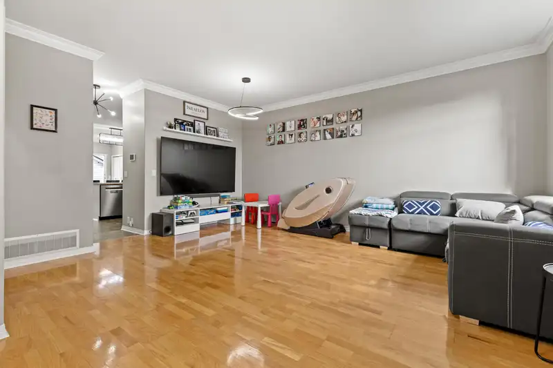 106 33751 7 AVENUE - photo 2 of 40