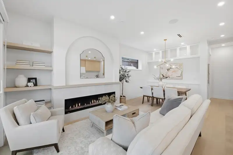 1 810 E 22ND AVENUE - photo 1 of 32
