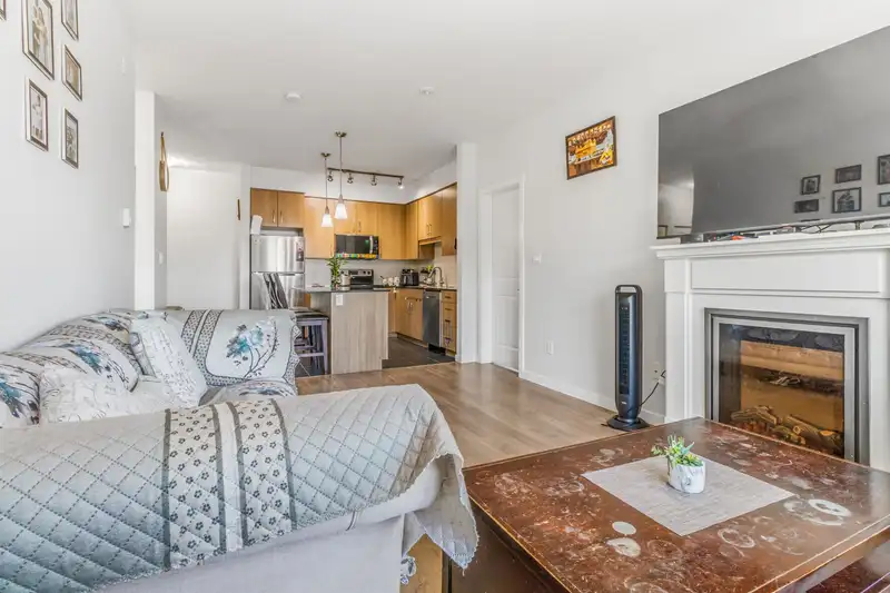 306 22290 NORTH AVENUE - photo 4 of 13