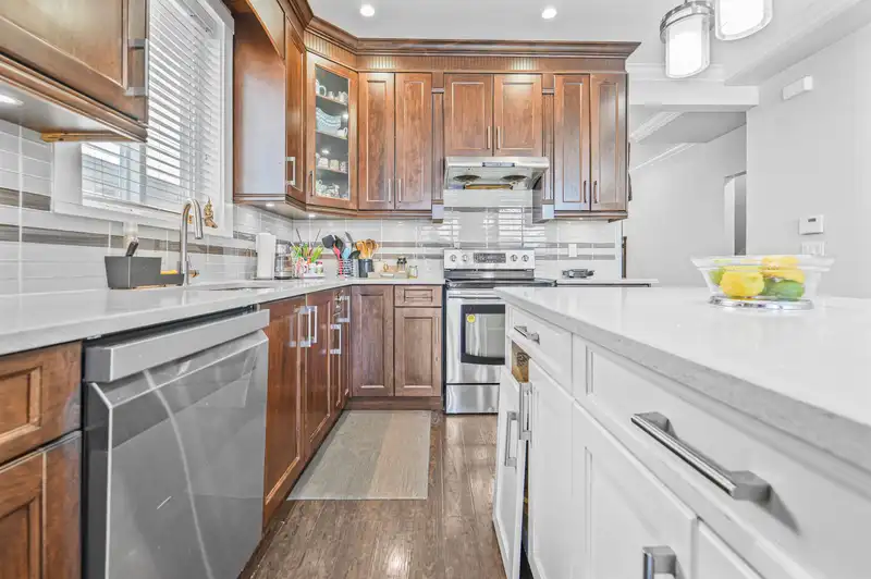 21065 80 AVENUE - photo 3 of 29