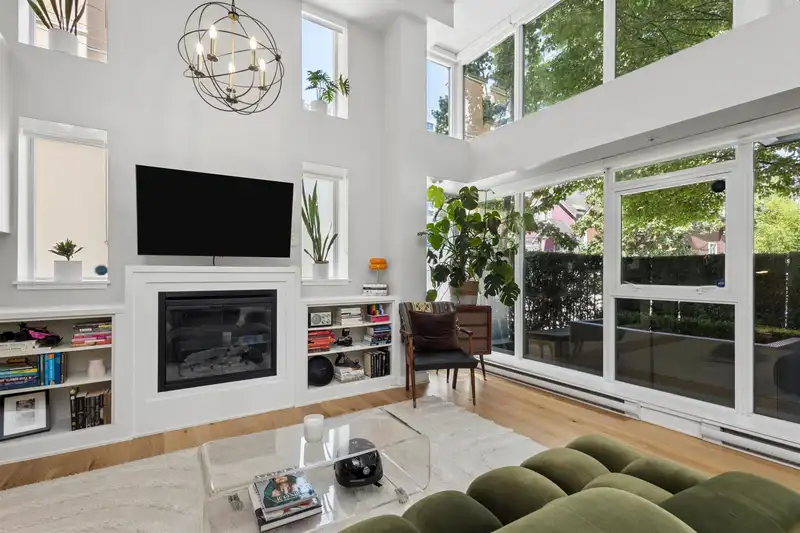 428 HELMCKEN STREET - photo 2 of 23
