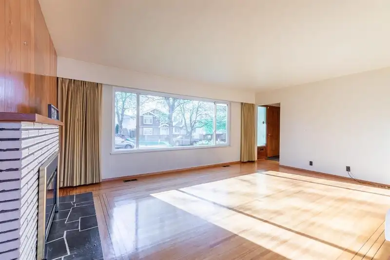 5482 RHODES STREET - photo 2 of 34