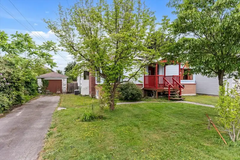 46057 FOURTH AVENUE - photo 4 of 40