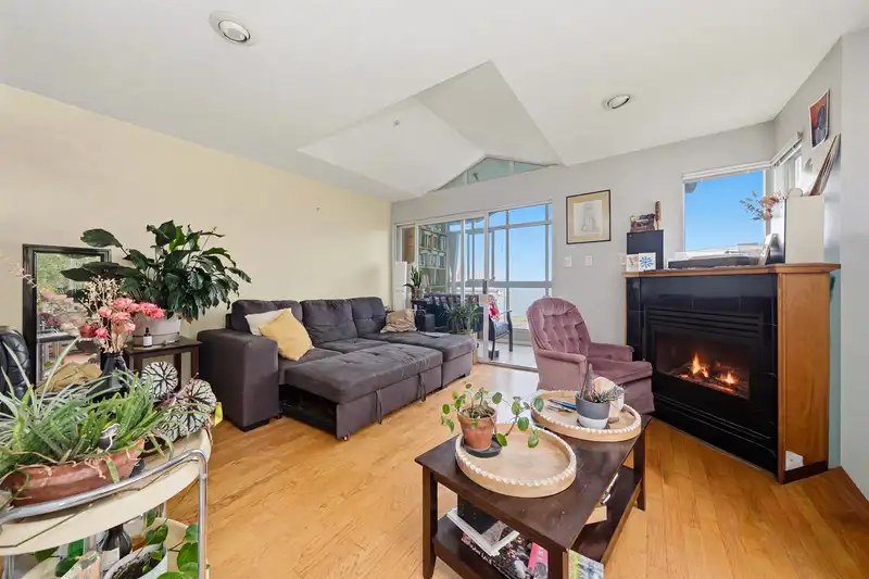 408 2211 WALL STREET - photo 3 of 28