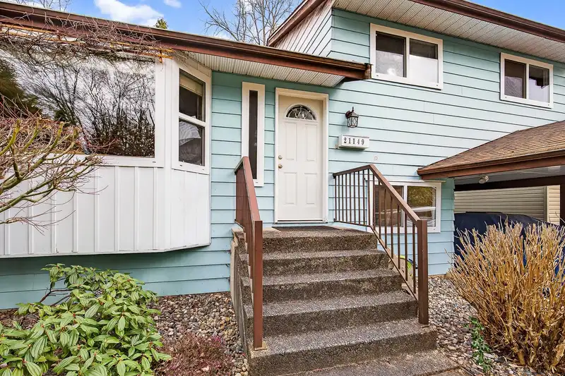 21149 GLENWOOD AVENUE - photo 3 of 32