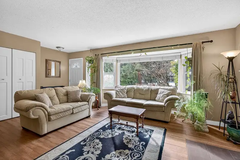 21149 GLENWOOD AVENUE - photo 4 of 32