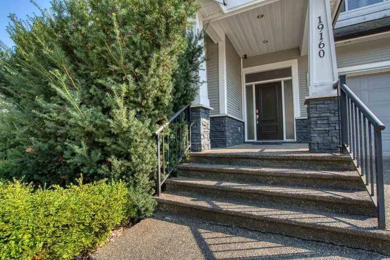 19160 69 AVENUE - photo 3 of 40
