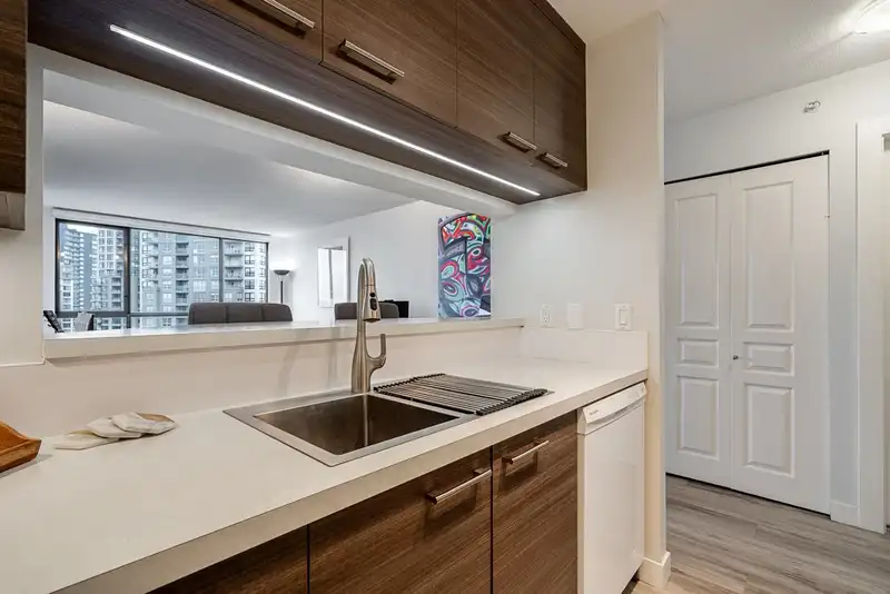 1710 5288 MELBOURNE STREET - photo 3 of 32