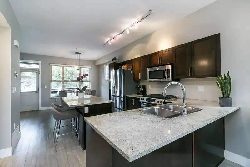10 20326 68 AVENUE - photo 4 of 18