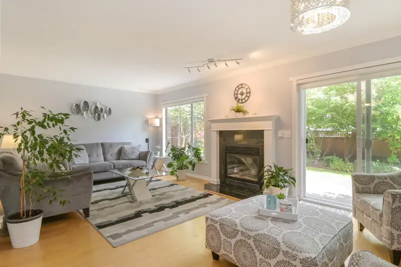41 16016 82 AVENUE - photo 4 of 31