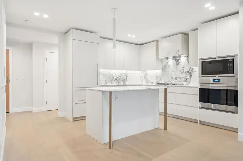 304 3668 W 10TH AVENUE - photo 3 of 40