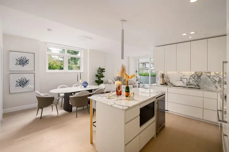 202 3668 W 10TH AVENUE - photo 1 of 39