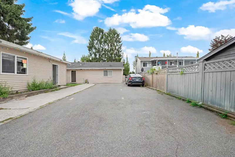 13090 72 AVENUE - photo 3 of 23