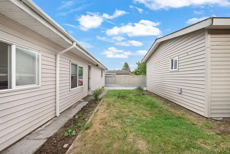 13090 72 AVENUE - photo 4 of 23