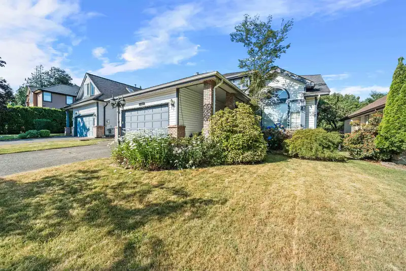 21558 86A CRESCENT - photo 1 of 25