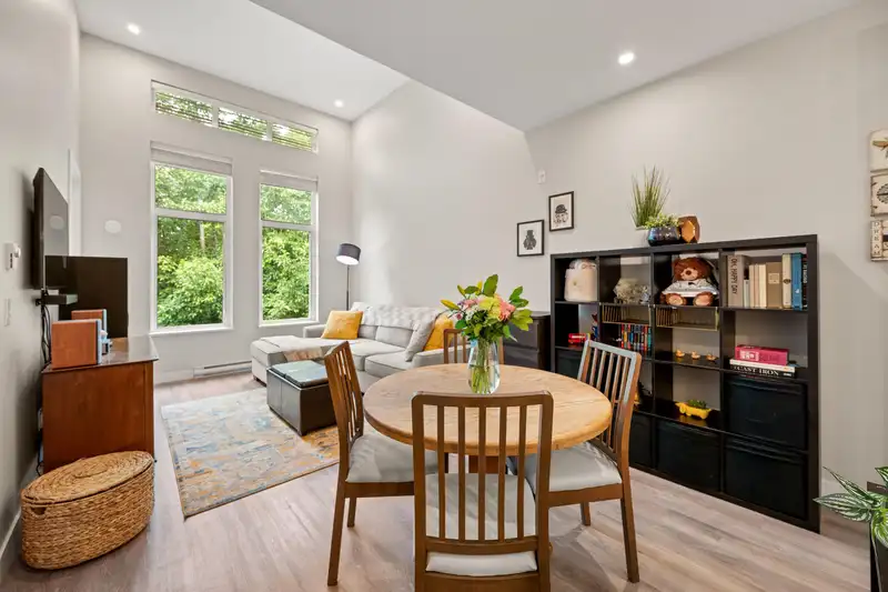 404 15436 31 AVENUE - photo 1 of 39