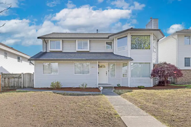 15852 100 AVENUE - photo 1 of 28