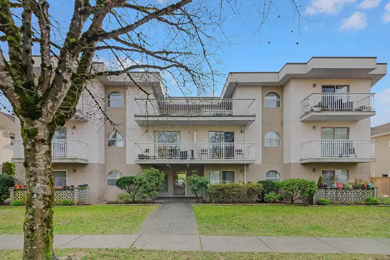 303 458 E 44TH AVENUE - photo 1 of 26