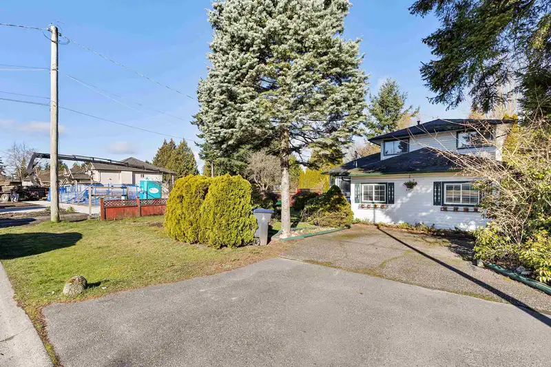 13385 60 AVENUE - photo 2 of 40