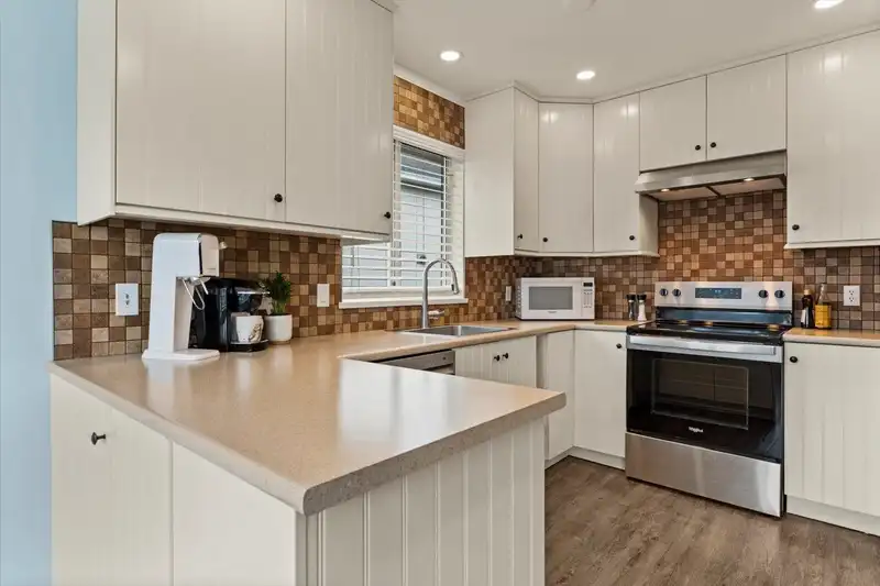 24 3380 GLADWIN ROAD - photo 3 of 35