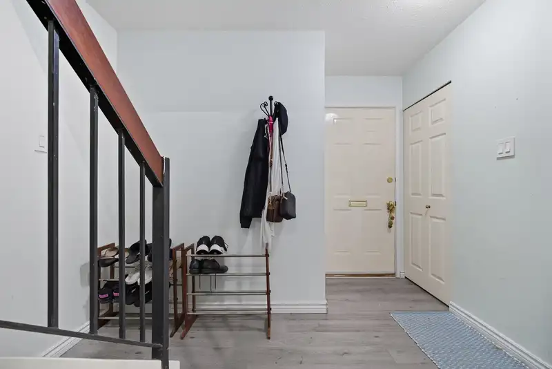 28 20307 53 AVENUE - photo 2 of 37